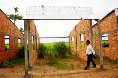 New flood-proof houses in residential camps in Tan Hiep District of Kien Giang Province (Photo: SGGP) New flood-proof houses in residential camps in Tan Hiep District of Kien Giang Province (Photo: SGGP)